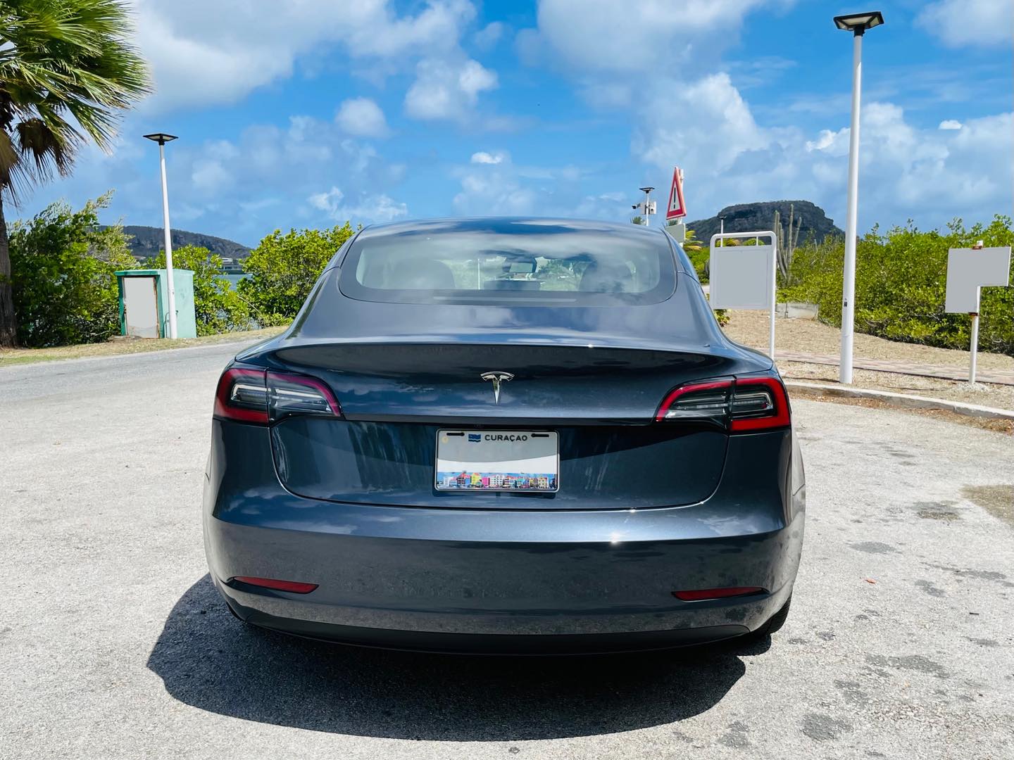 
								Tesla model 3 full									