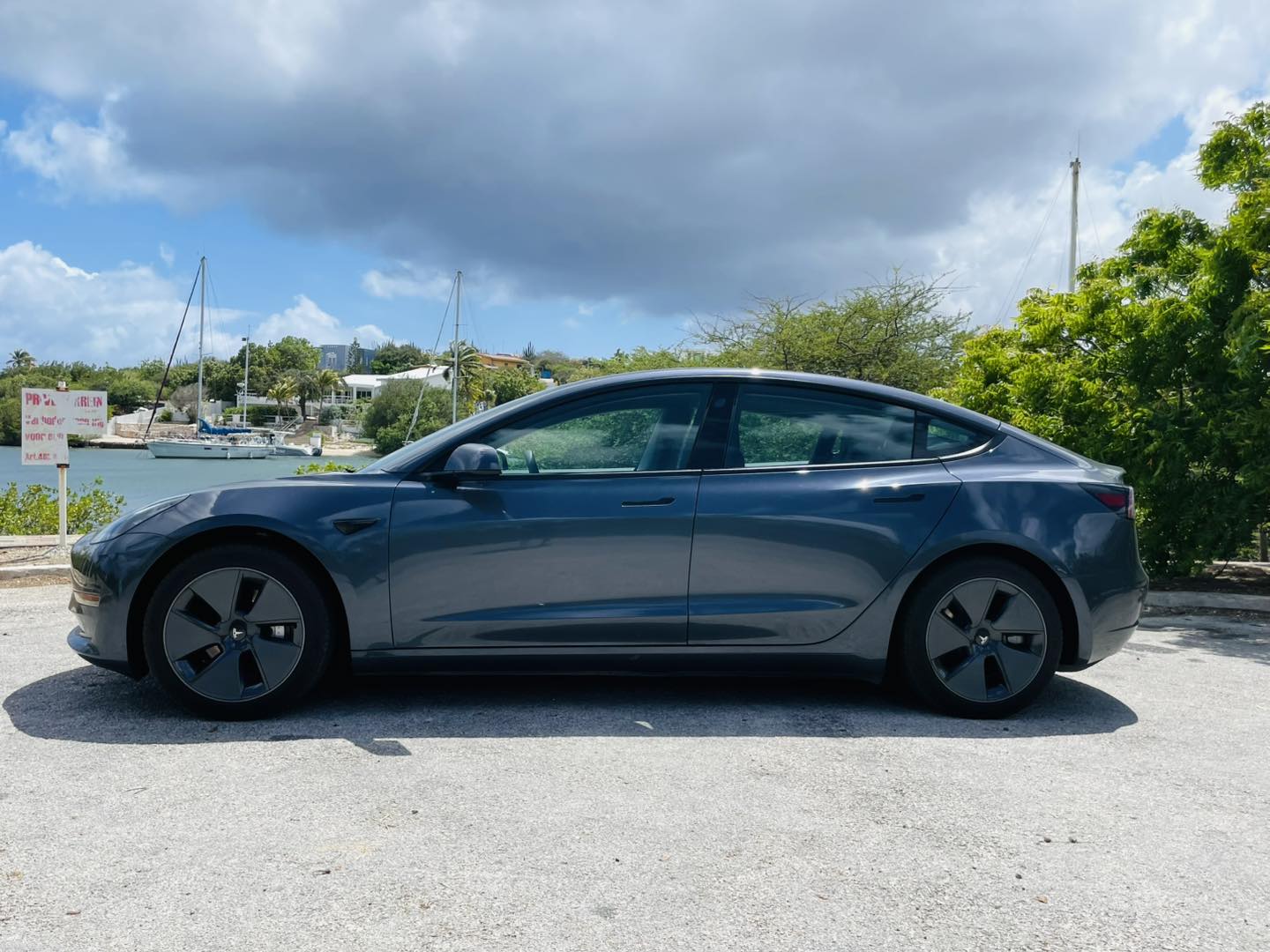 
								Tesla model 3 full									