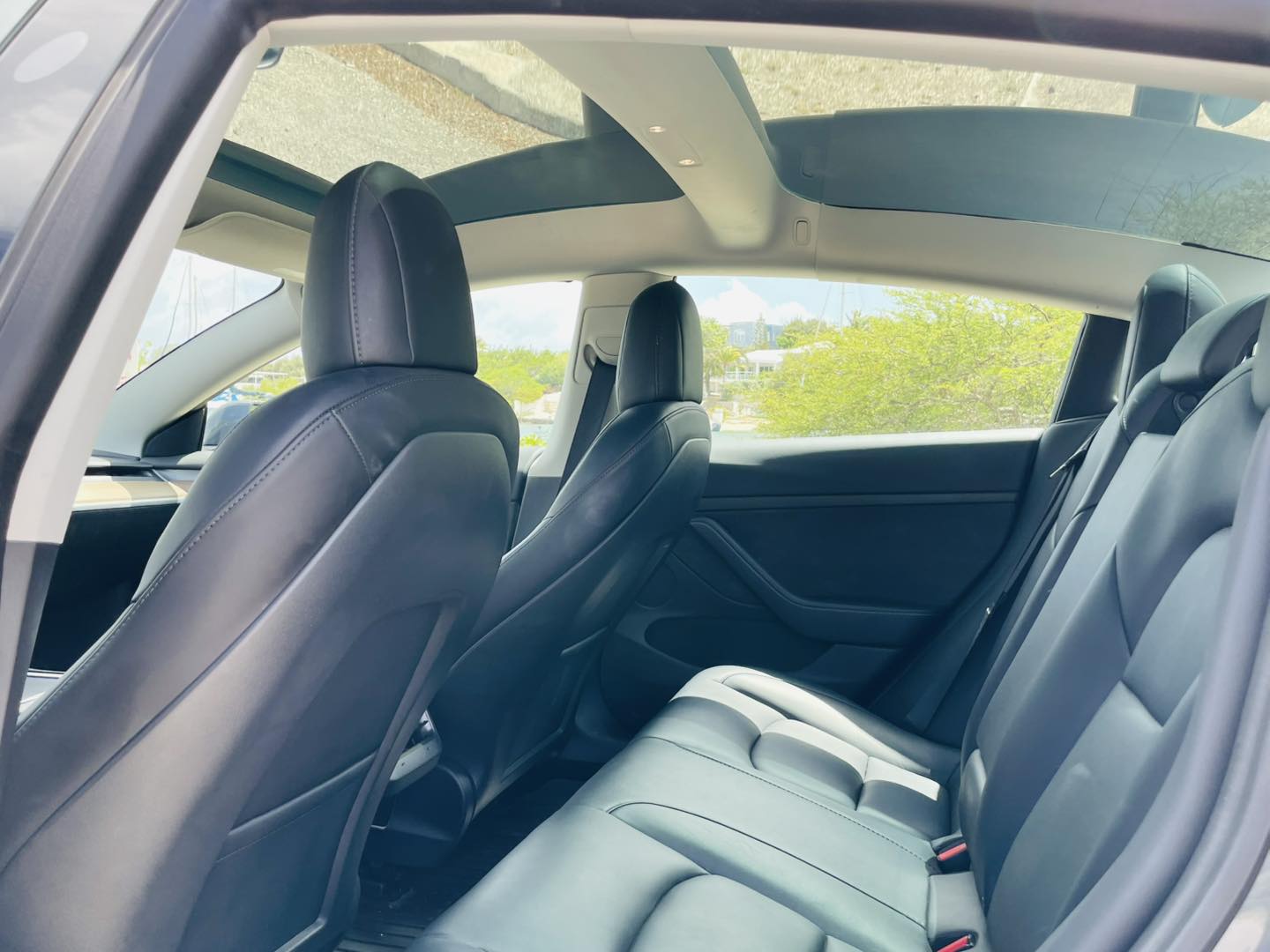 
								Tesla model 3 full									