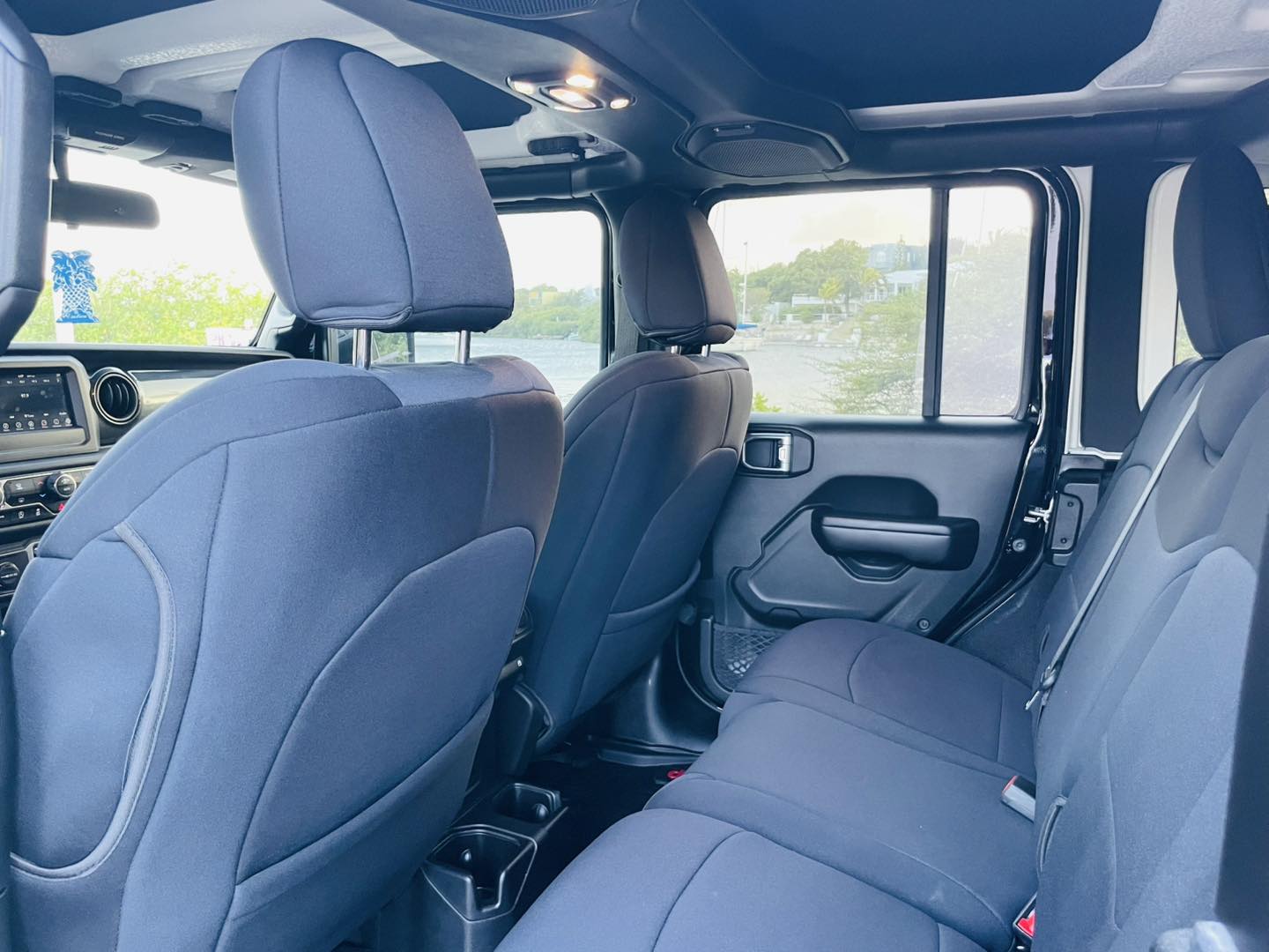 
								Jeep Wrangler Unlimited Sport Altitude 4×4 full									