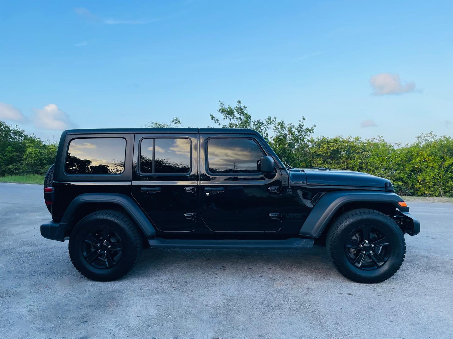 
								Jeep Wrangler Unlimited Sport Altitude 4×4 full									