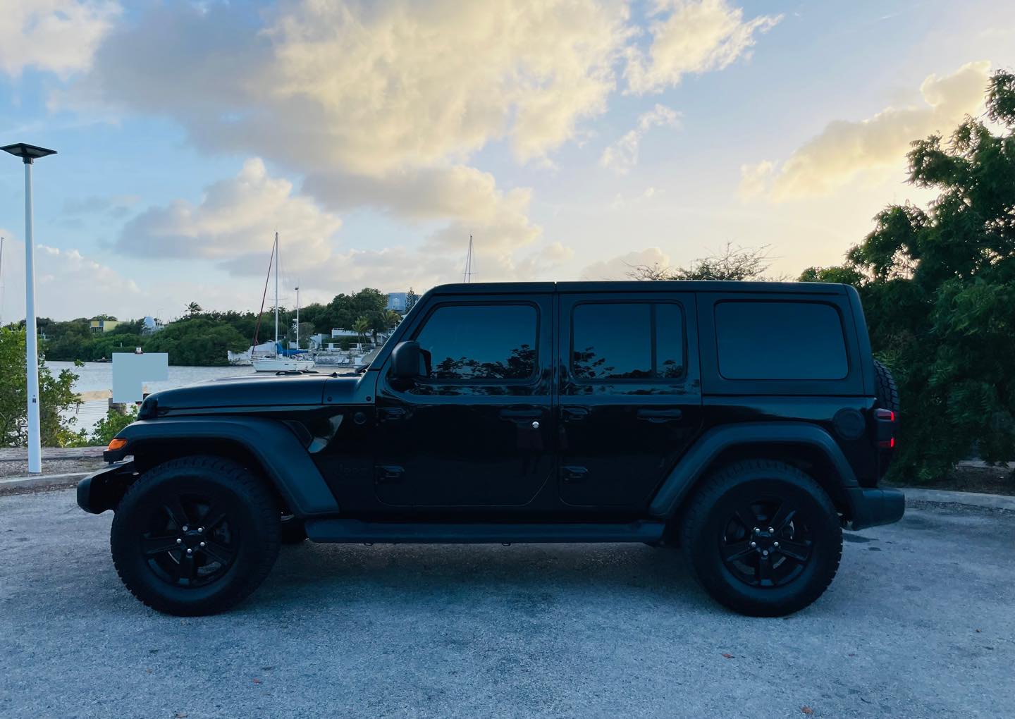 
								Jeep Wrangler Unlimited Sport Altitude 4×4 full									