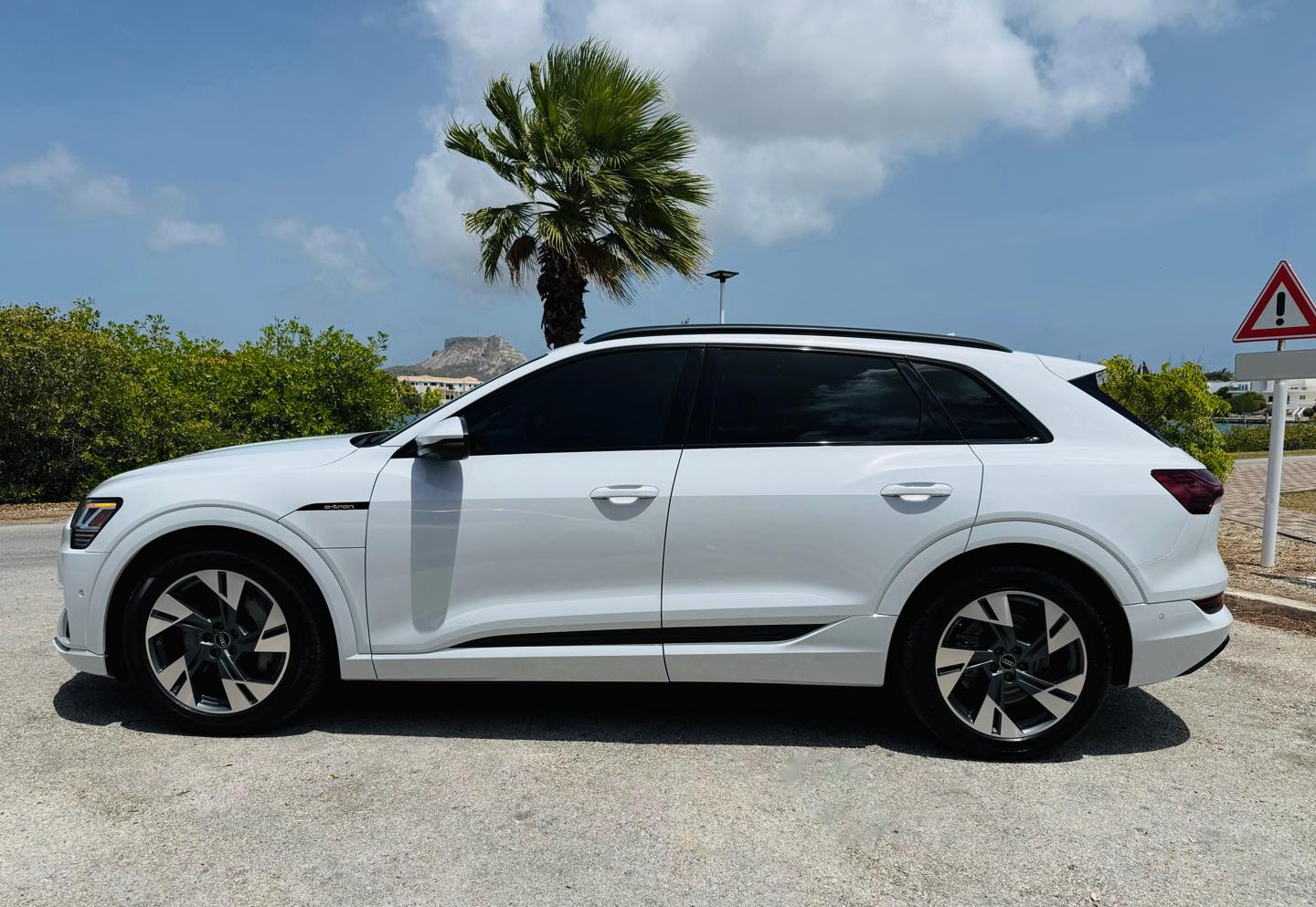 
								Audi E-tron SUV Quattro Premium full									