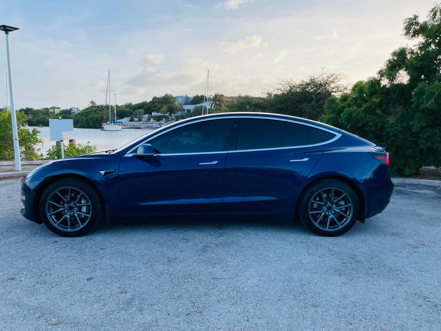 
								Tesla model 3 full									