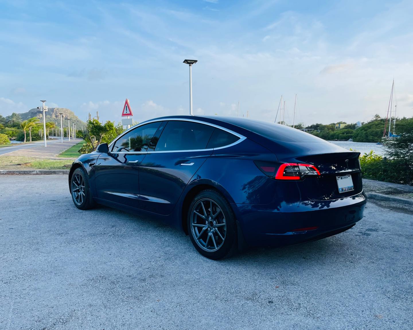 
								Tesla model 3 full									