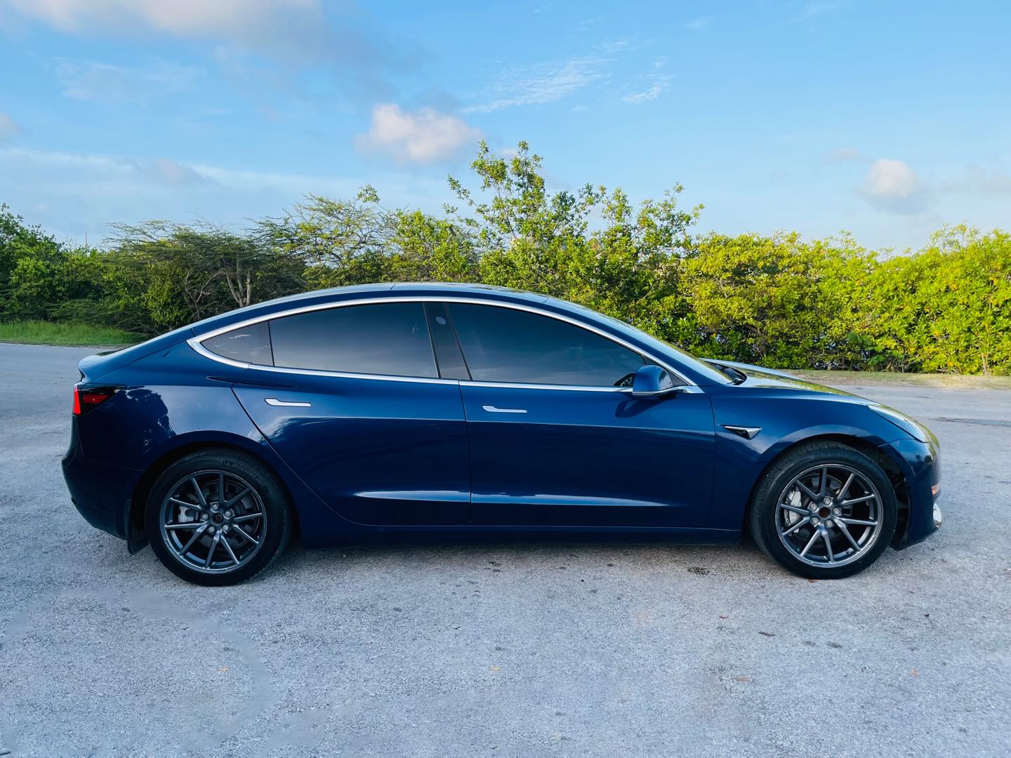 
								Tesla model 3 full									