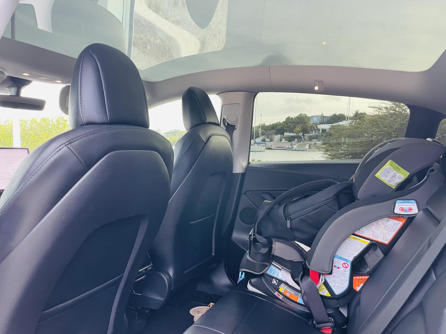 
								Tesla Model Y Standard Range full									
