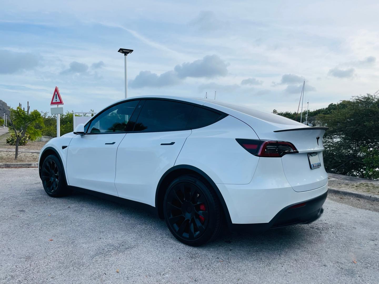 
								Tesla Model Y Standard Range full									