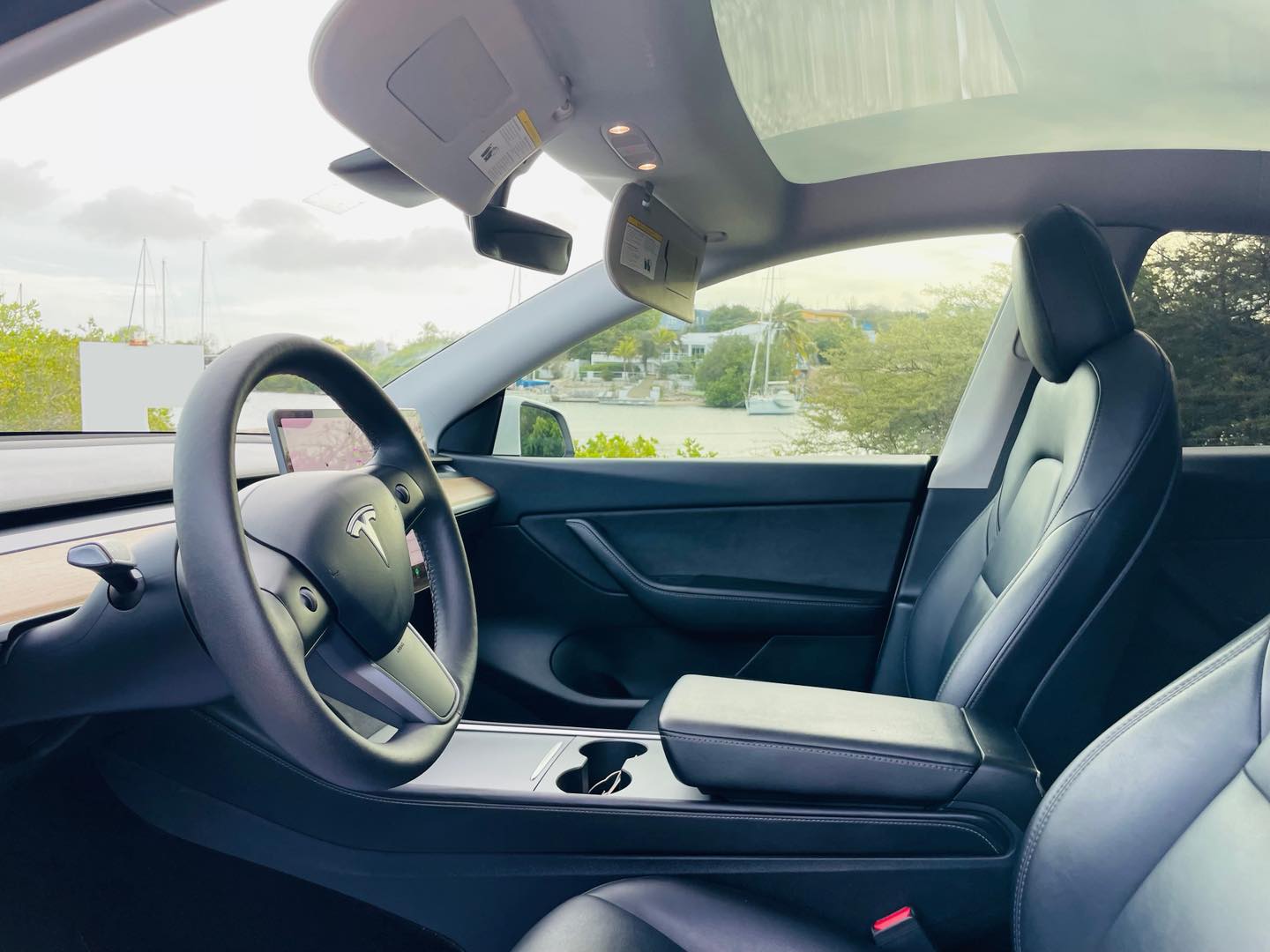 
								Tesla Model Y Standard Range full									