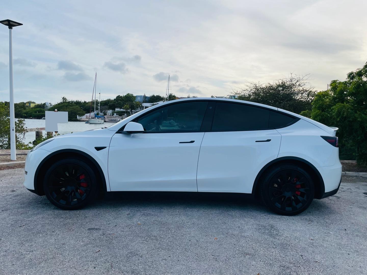 
								Tesla Model Y Standard Range full									