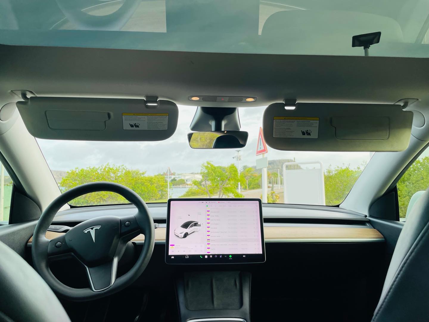 
								Tesla Model Y Standard Range full									