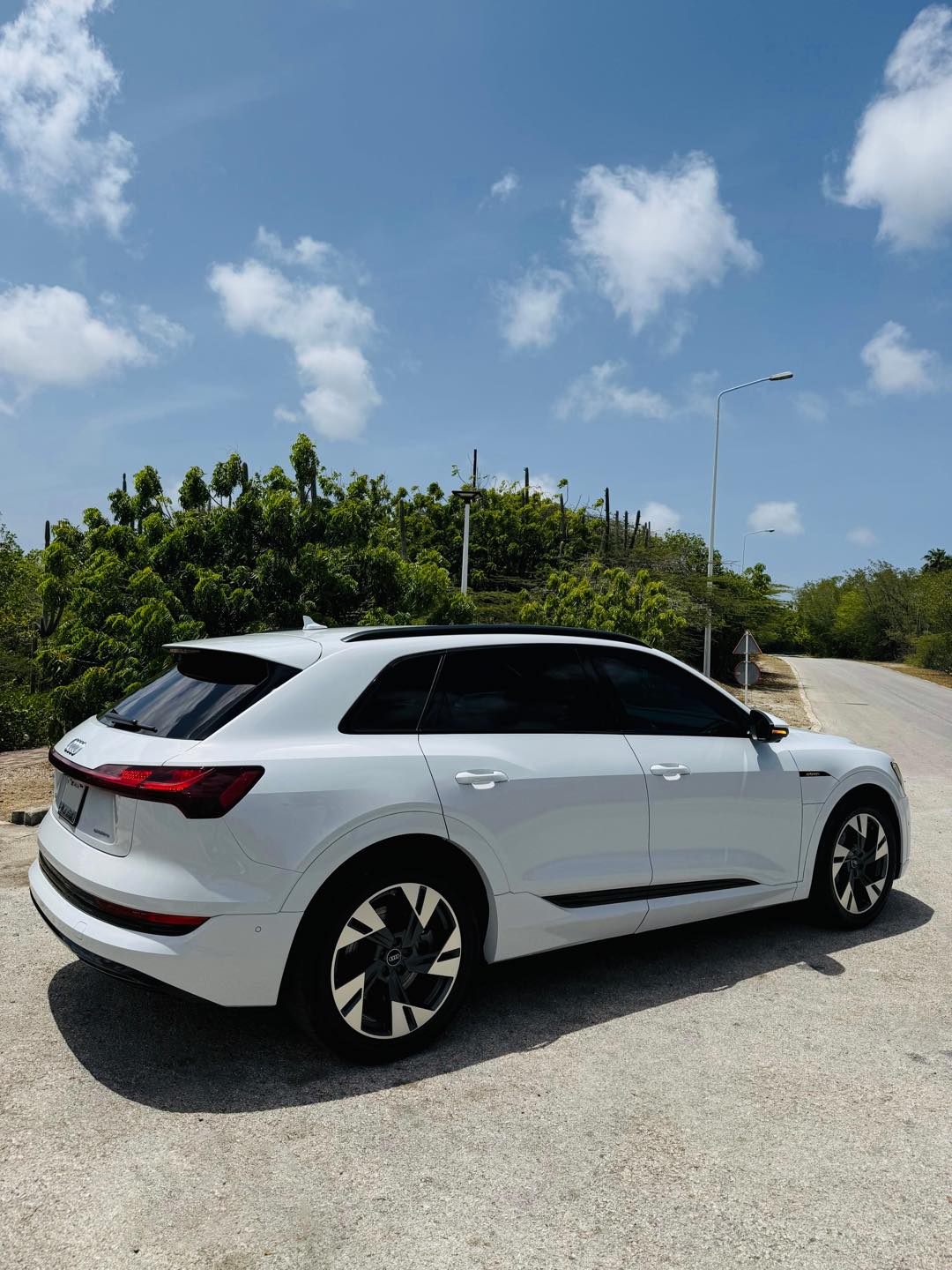 
								Audi E-tron SUV Quattro Premium full									