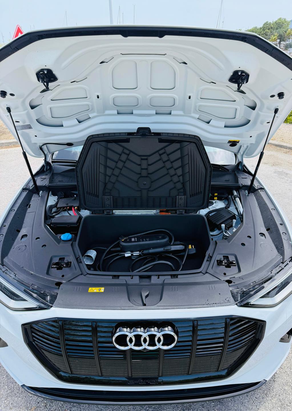 
								Audi E-tron SUV Quattro Premium full									