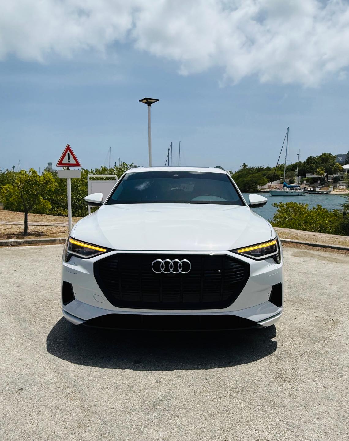 
								Audi E-tron SUV Quattro Premium full									