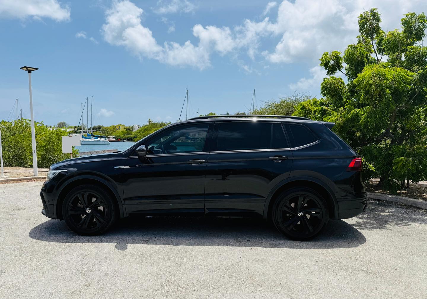 
								Volkswagen Tiguan R-Line full									