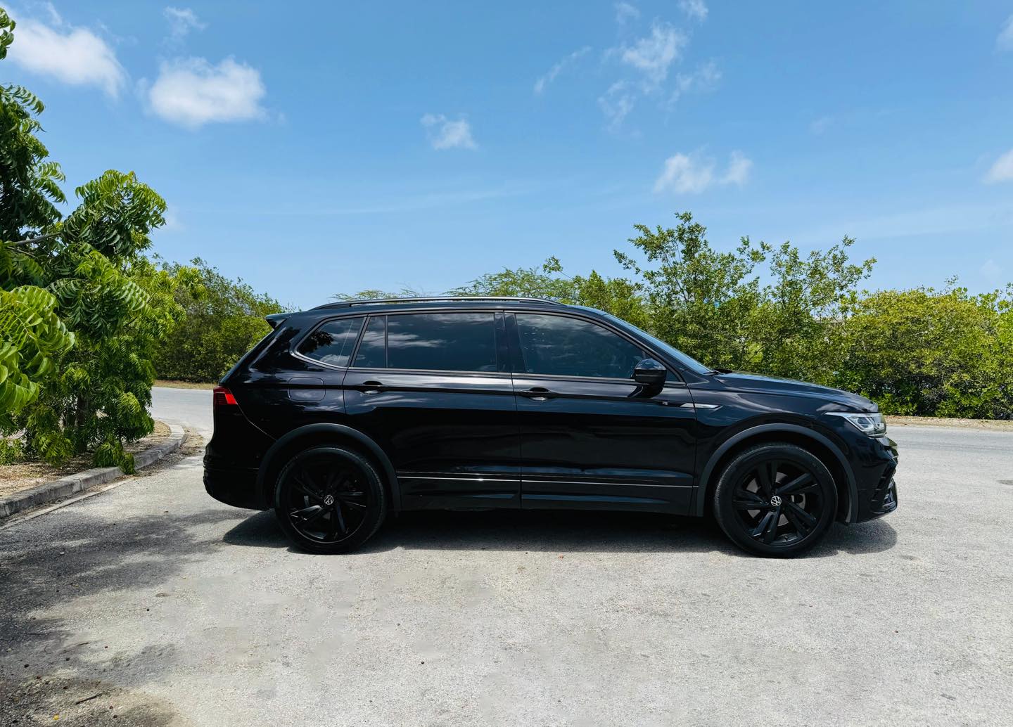 
								Volkswagen Tiguan R-Line full									