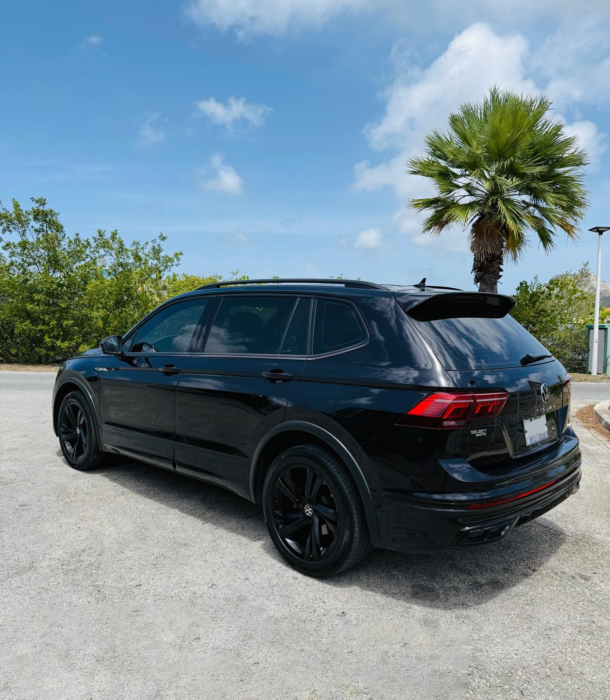 
								Volkswagen Tiguan R-Line full									