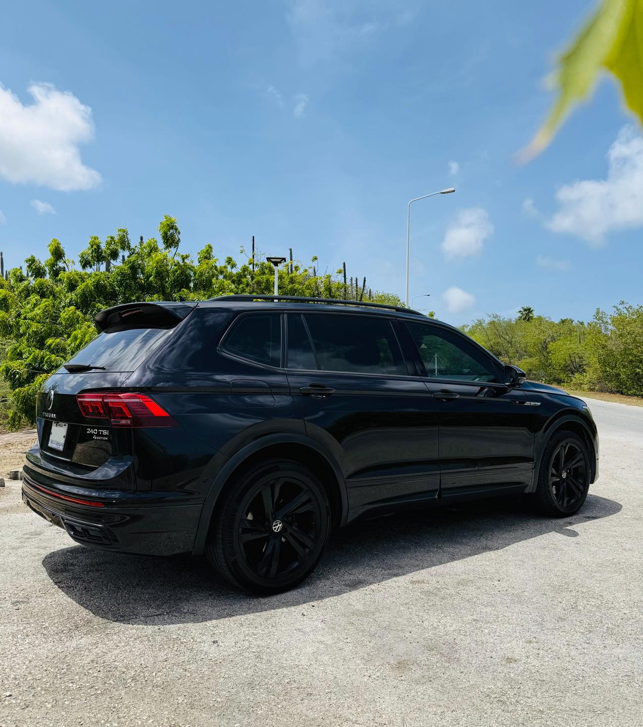 
								Volkswagen Tiguan R-Line full									
