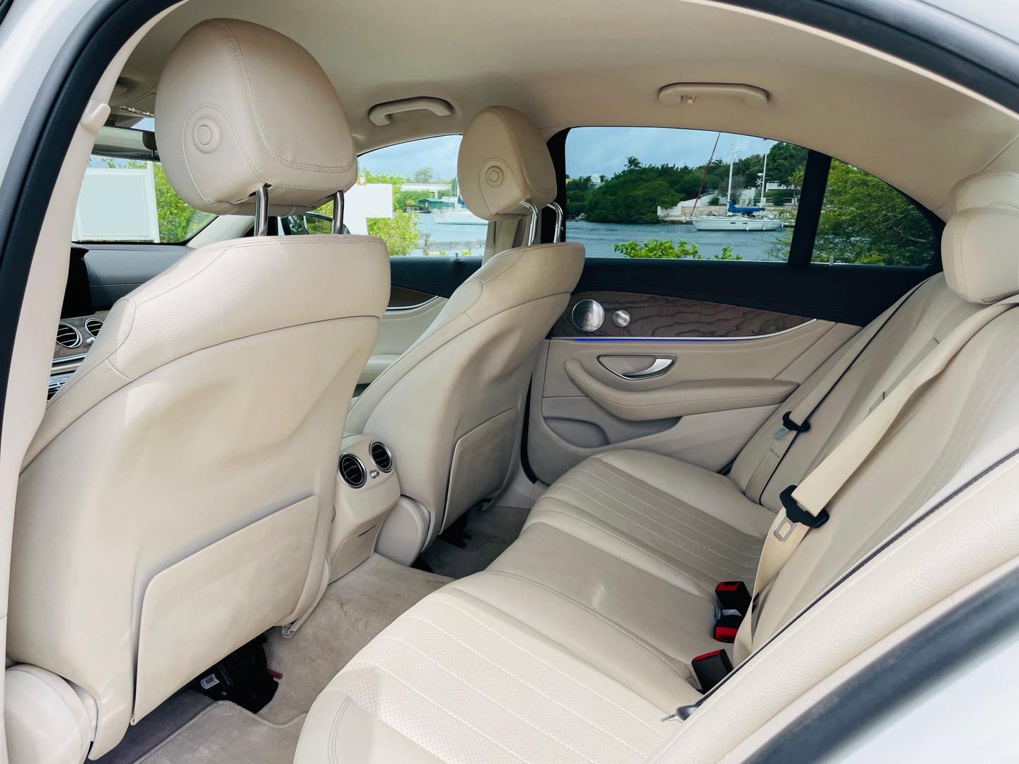 
								Mercedes-Benz E300 full									