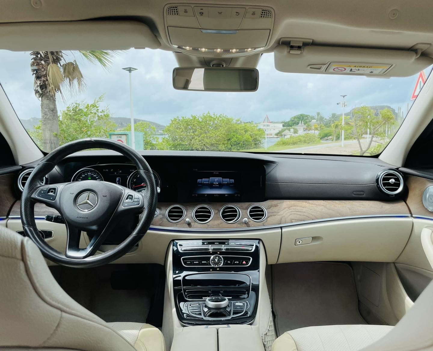 
								Mercedes-Benz E300 full									