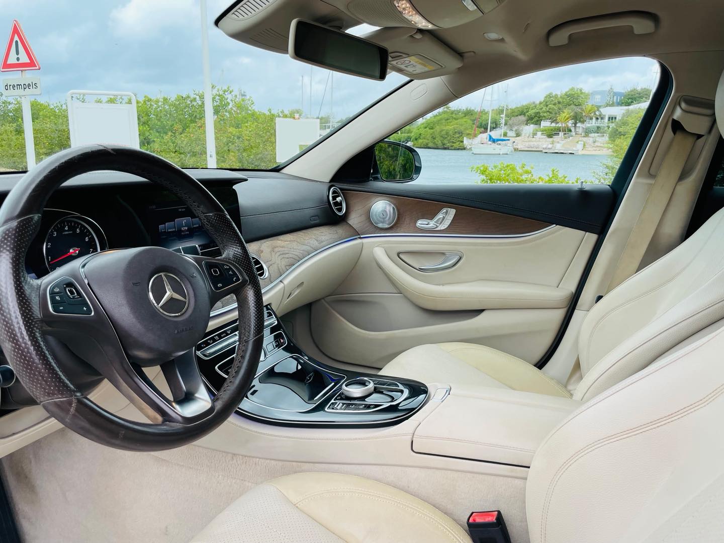 
								Mercedes-Benz E300 full									