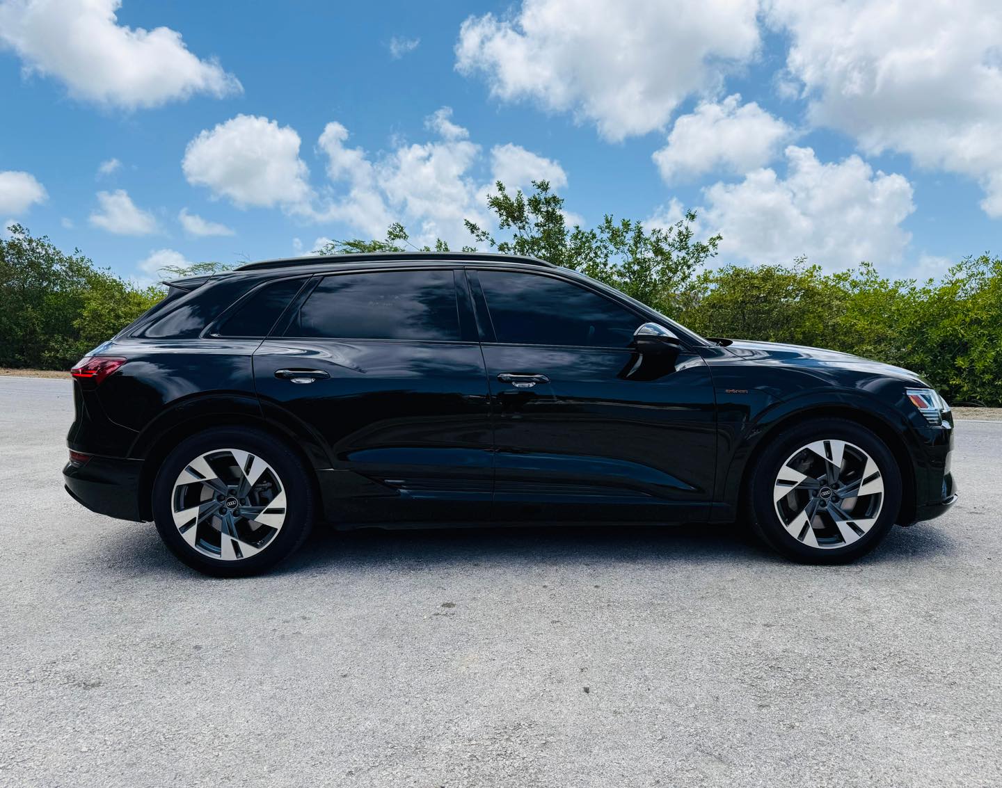 
								Audi E-tron SUV Quattro Premium full									