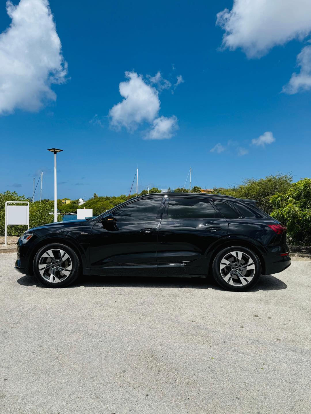 
								Audi E-tron SUV Quattro Premium full									