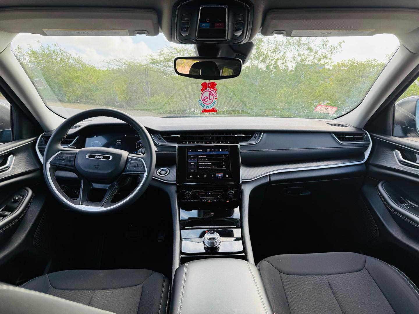 
								Jeep Grand Cherokee L Laredo full									