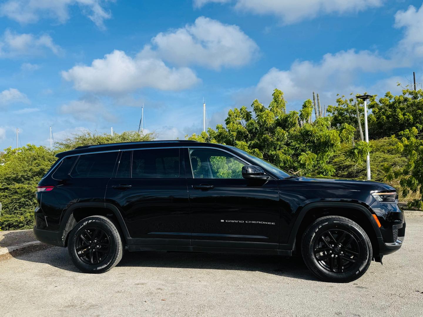 
								Jeep Grand Cherokee L Laredo full									