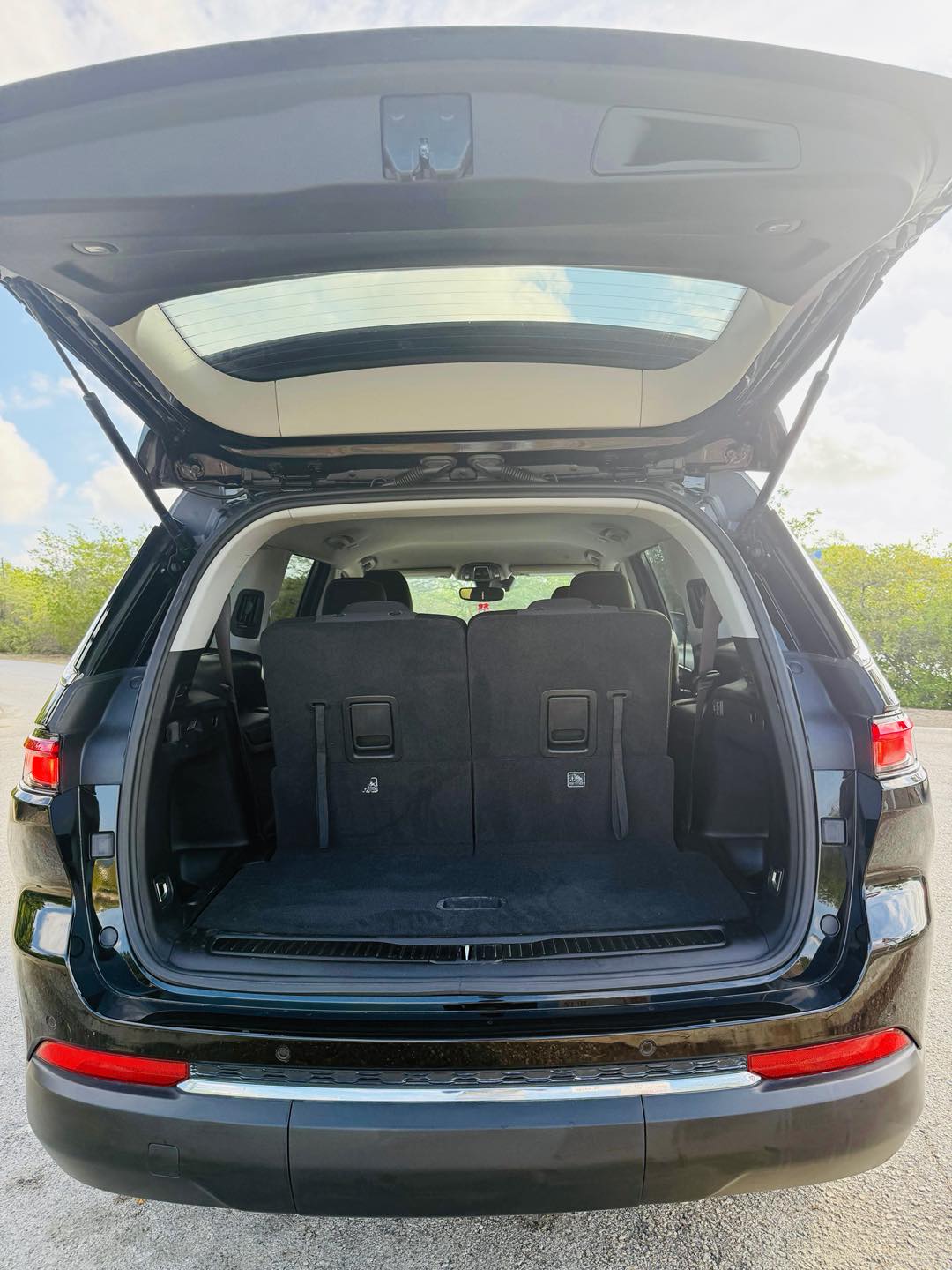 
								Jeep Grand Cherokee L Laredo full									