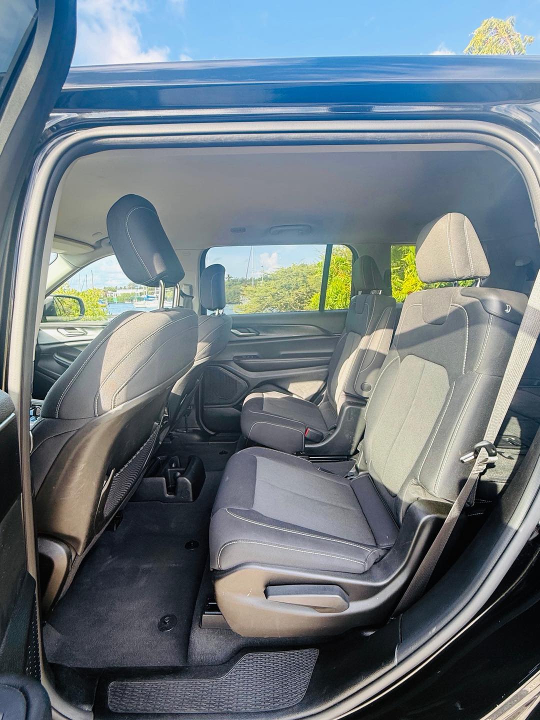 
								Jeep Grand Cherokee L Laredo full									