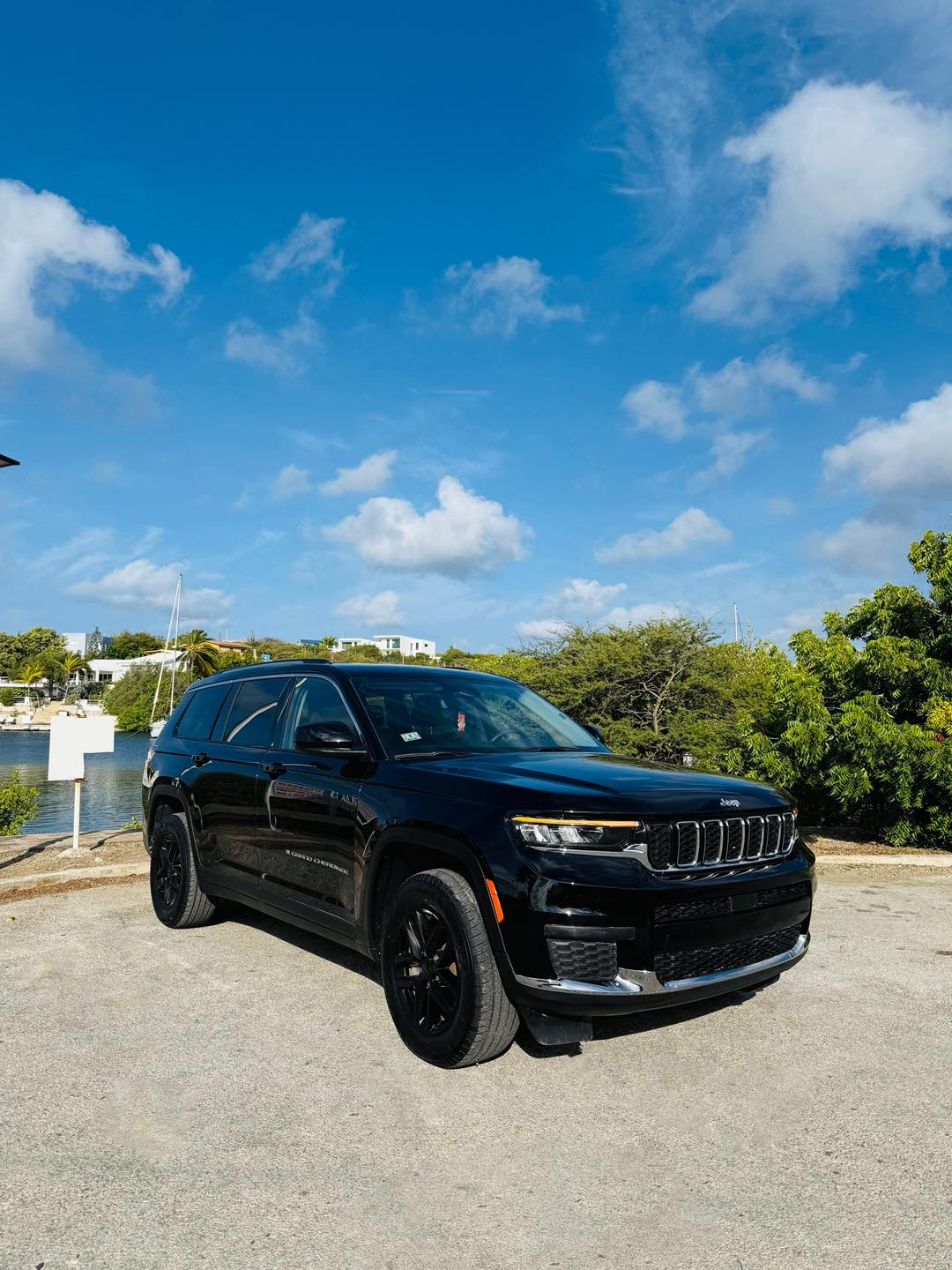 
								Jeep Grand Cherokee L Laredo full									