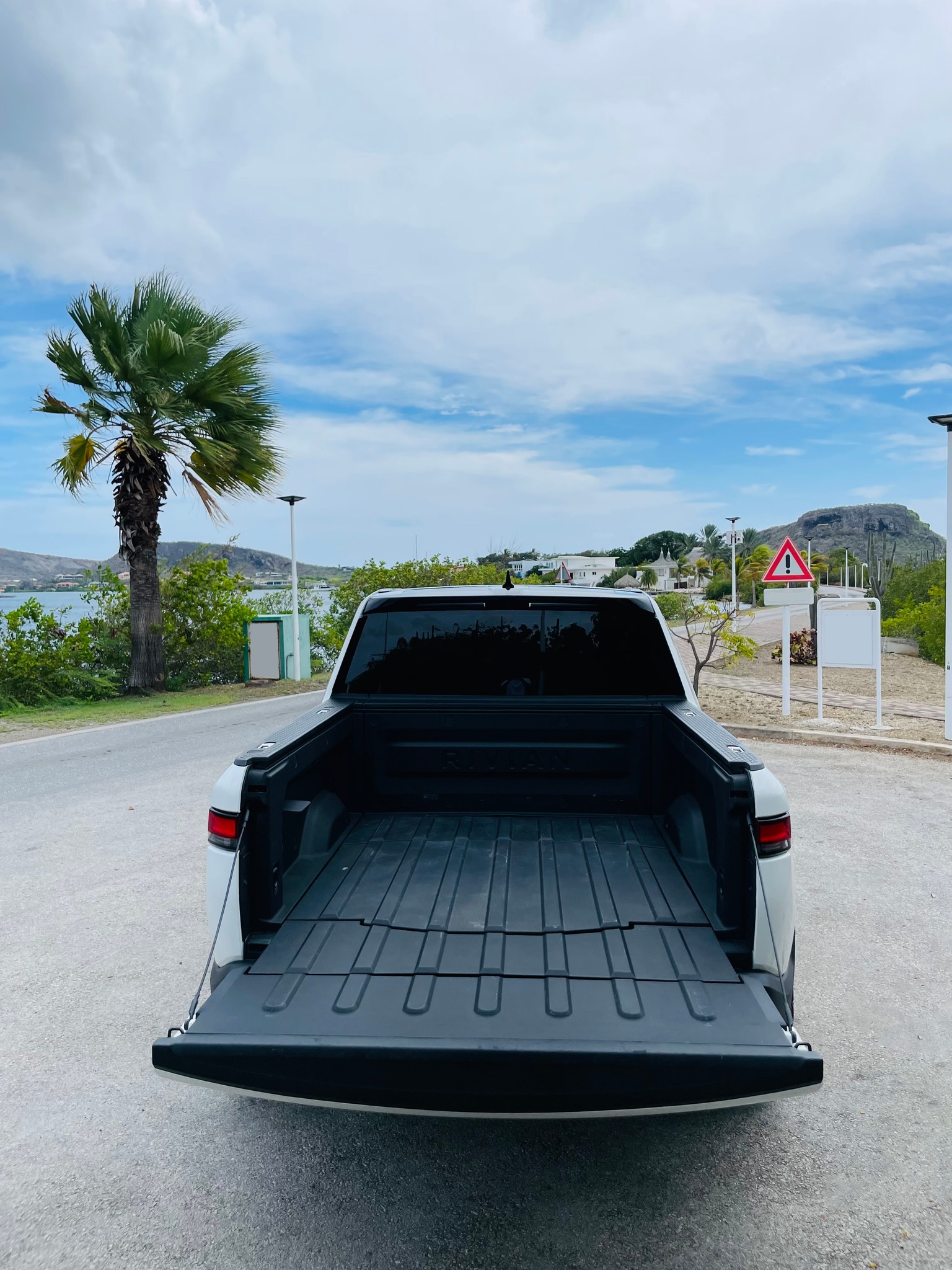 
								Rivian R1T All-Terrain Dual-Motor Standard Plus full									