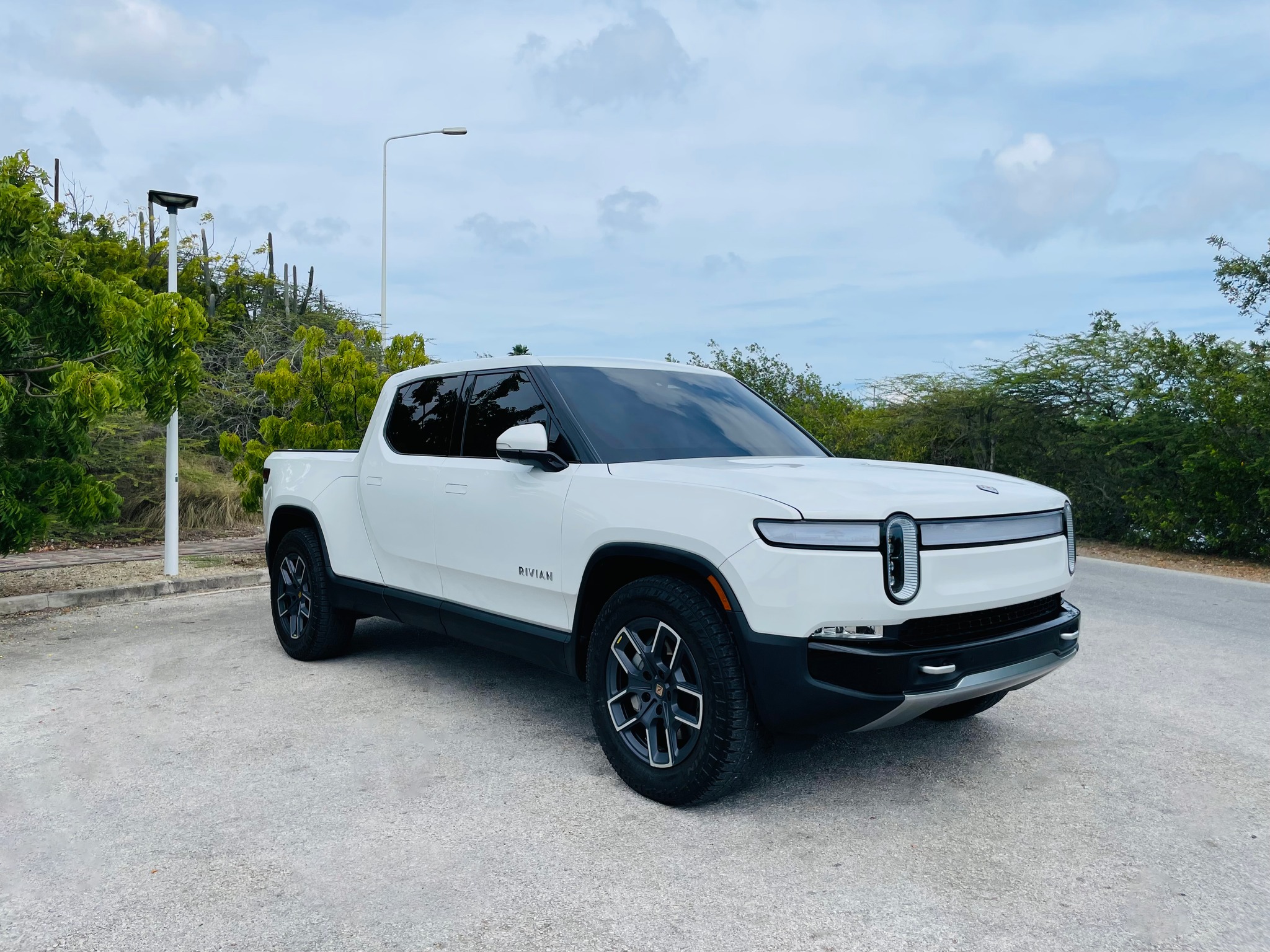 
								Rivian R1T All-Terrain Dual-Motor Standard Plus full									