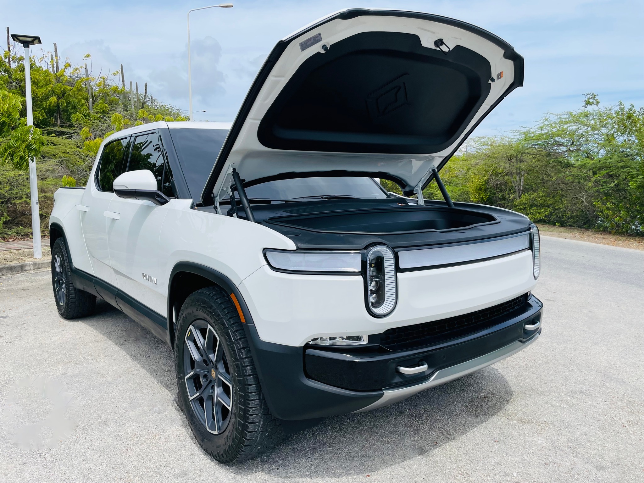 
								Rivian R1T All-Terrain Dual-Motor Standard Plus full									
