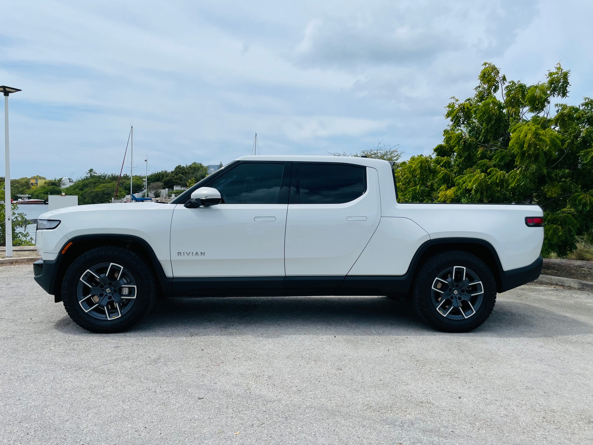 
								Rivian R1T All-Terrain Dual-Motor Standard Plus full									