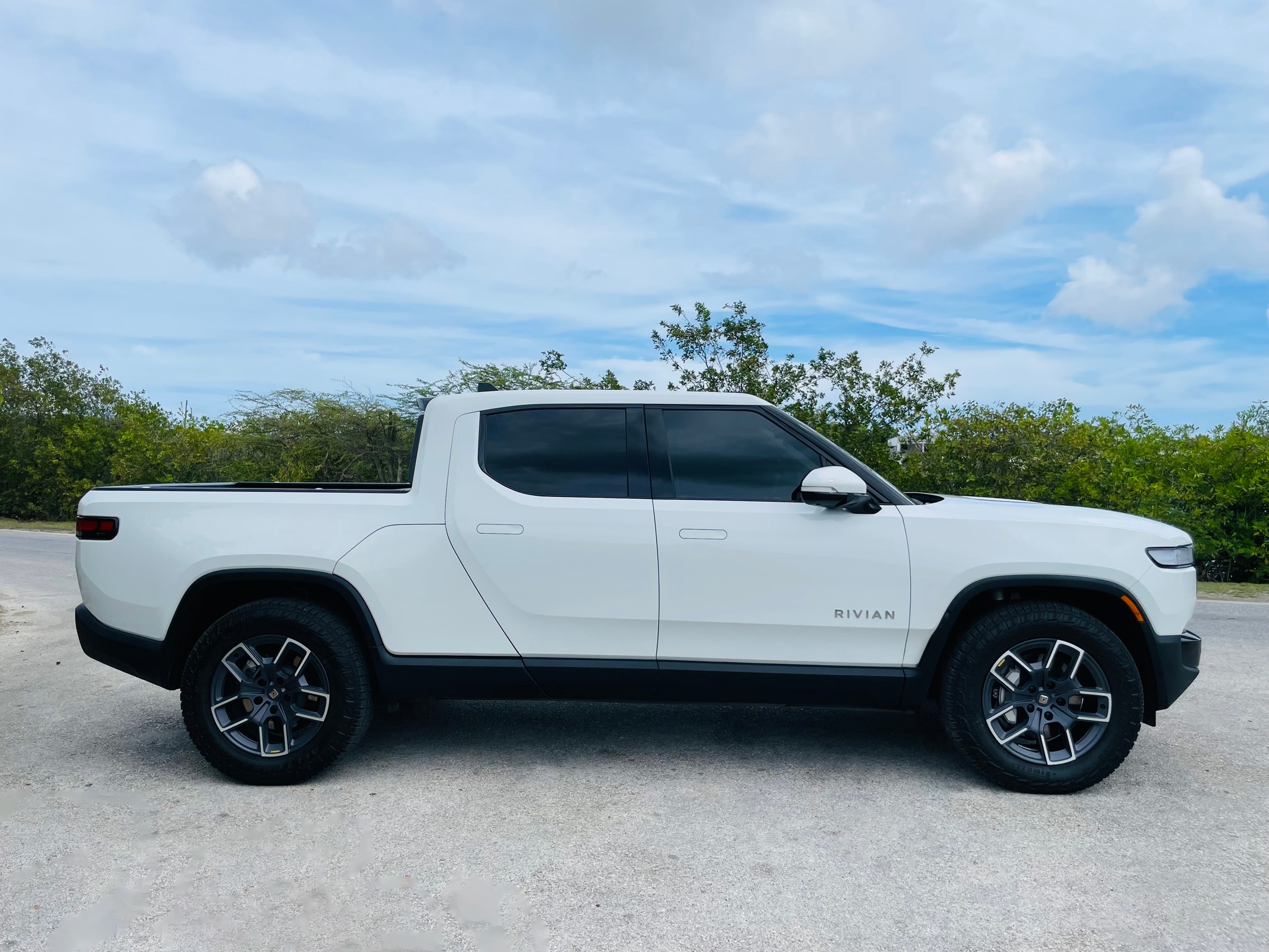 
								Rivian R1T All-Terrain Dual-Motor Standard Plus full									