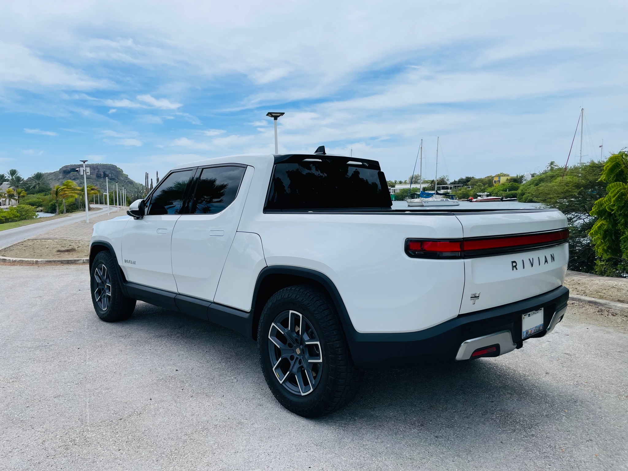 
								Rivian R1T All-Terrain Dual-Motor Standard Plus full									