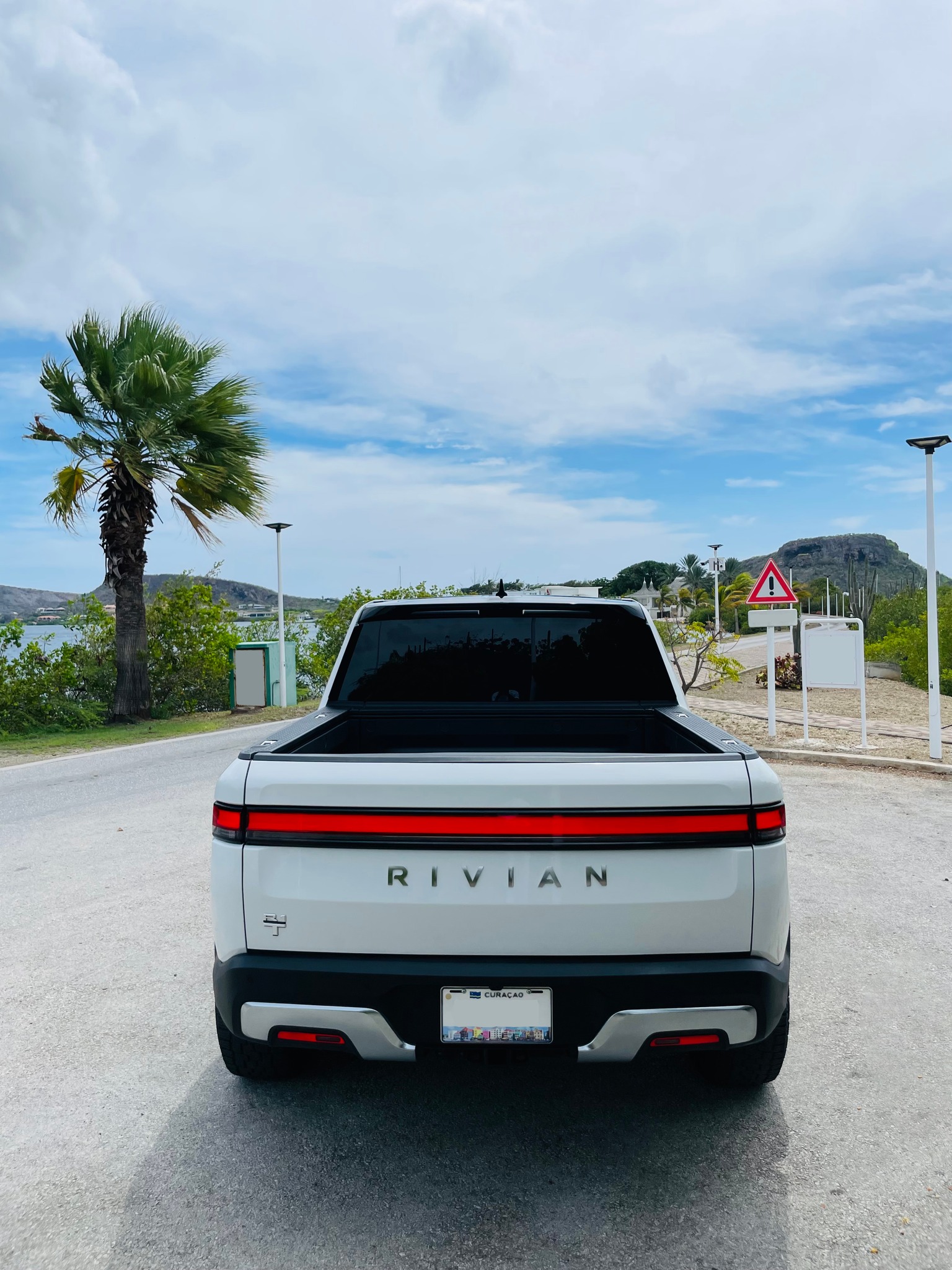 
								Rivian R1T All-Terrain Dual-Motor Standard Plus full									
