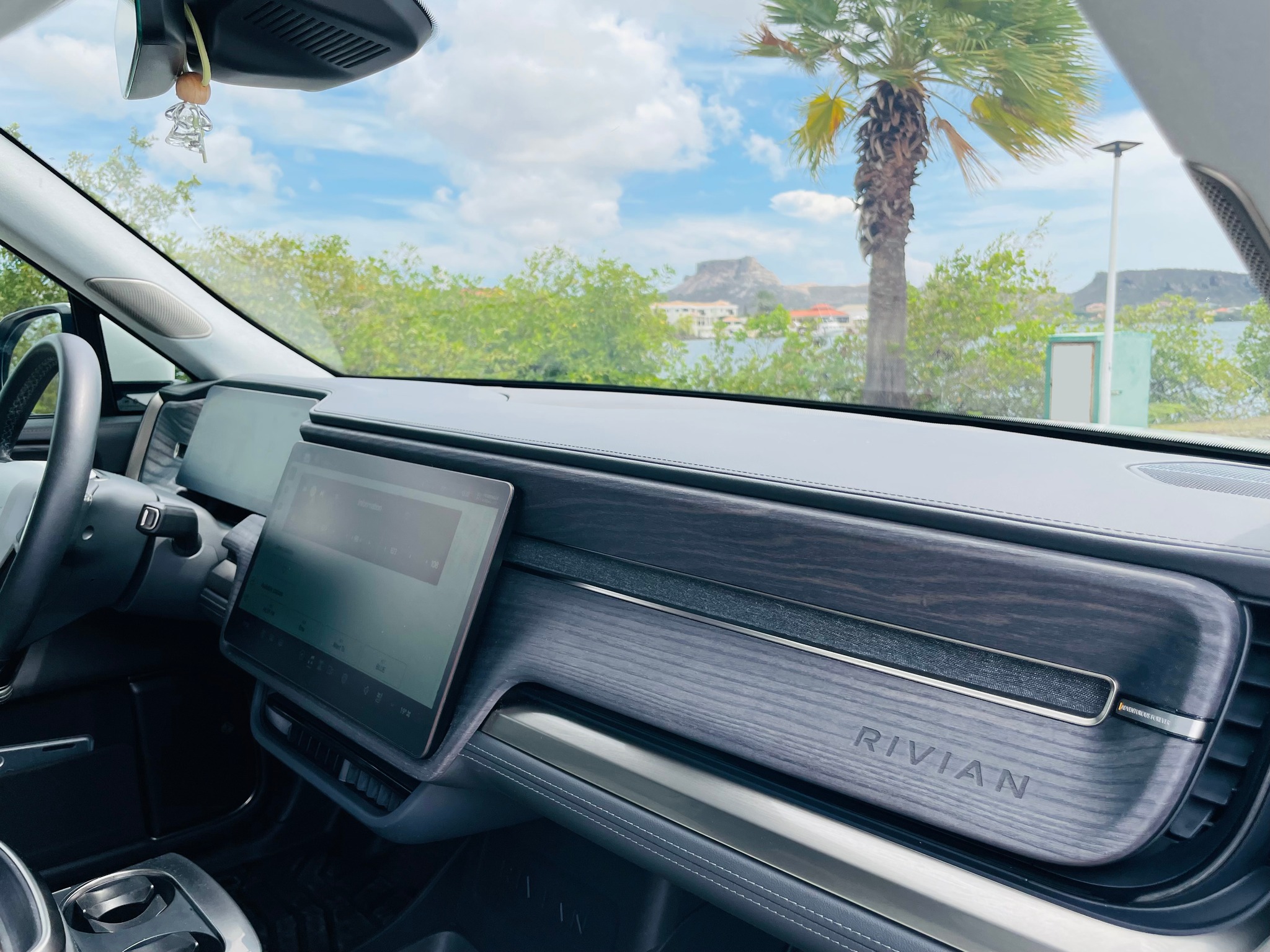 
								Rivian R1T All-Terrain Dual-Motor Standard Plus full									