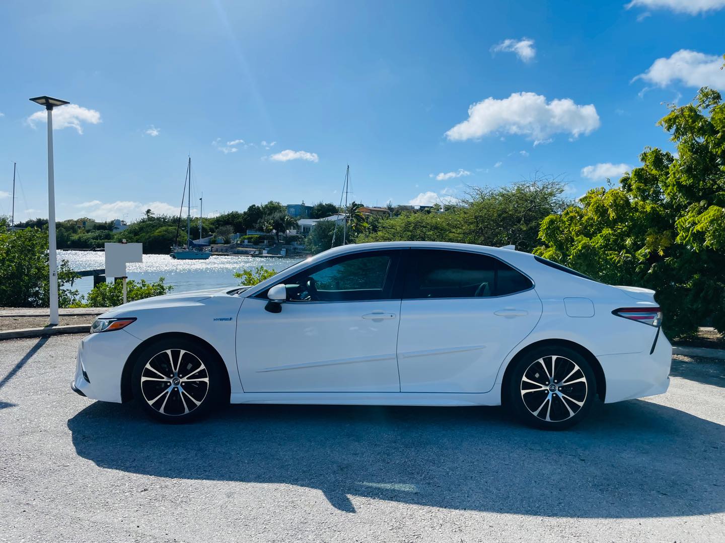 
								Toyota Camry SE/XLE Hybrid full									