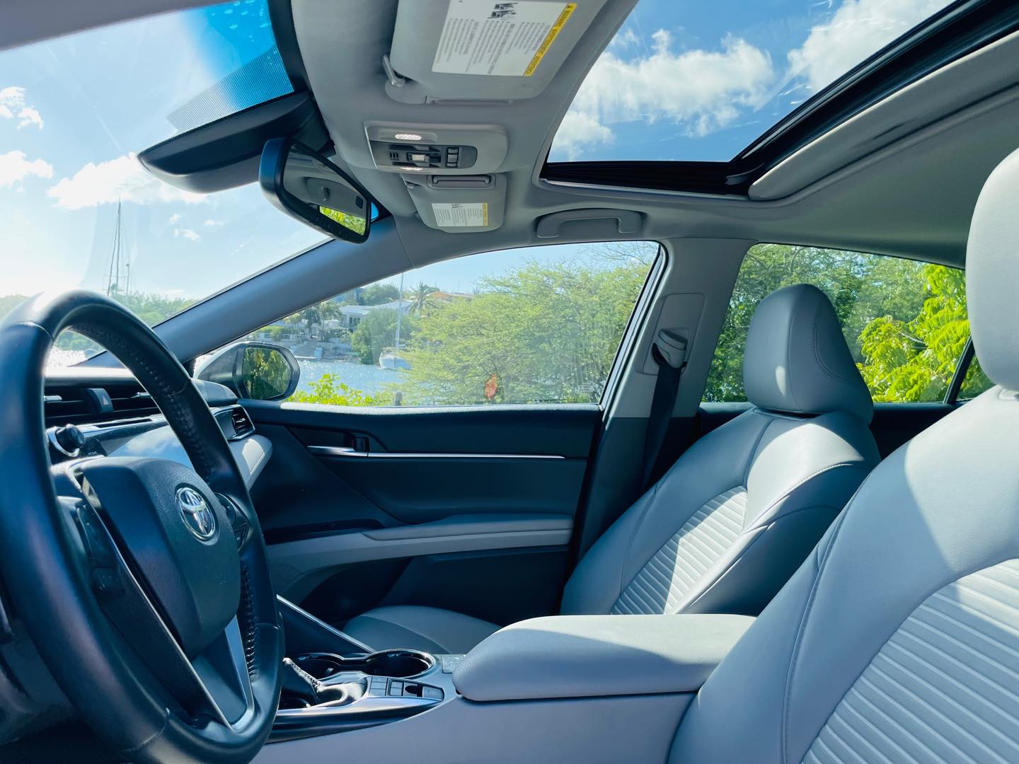 
								Toyota Camry SE/XLE Hybrid full									