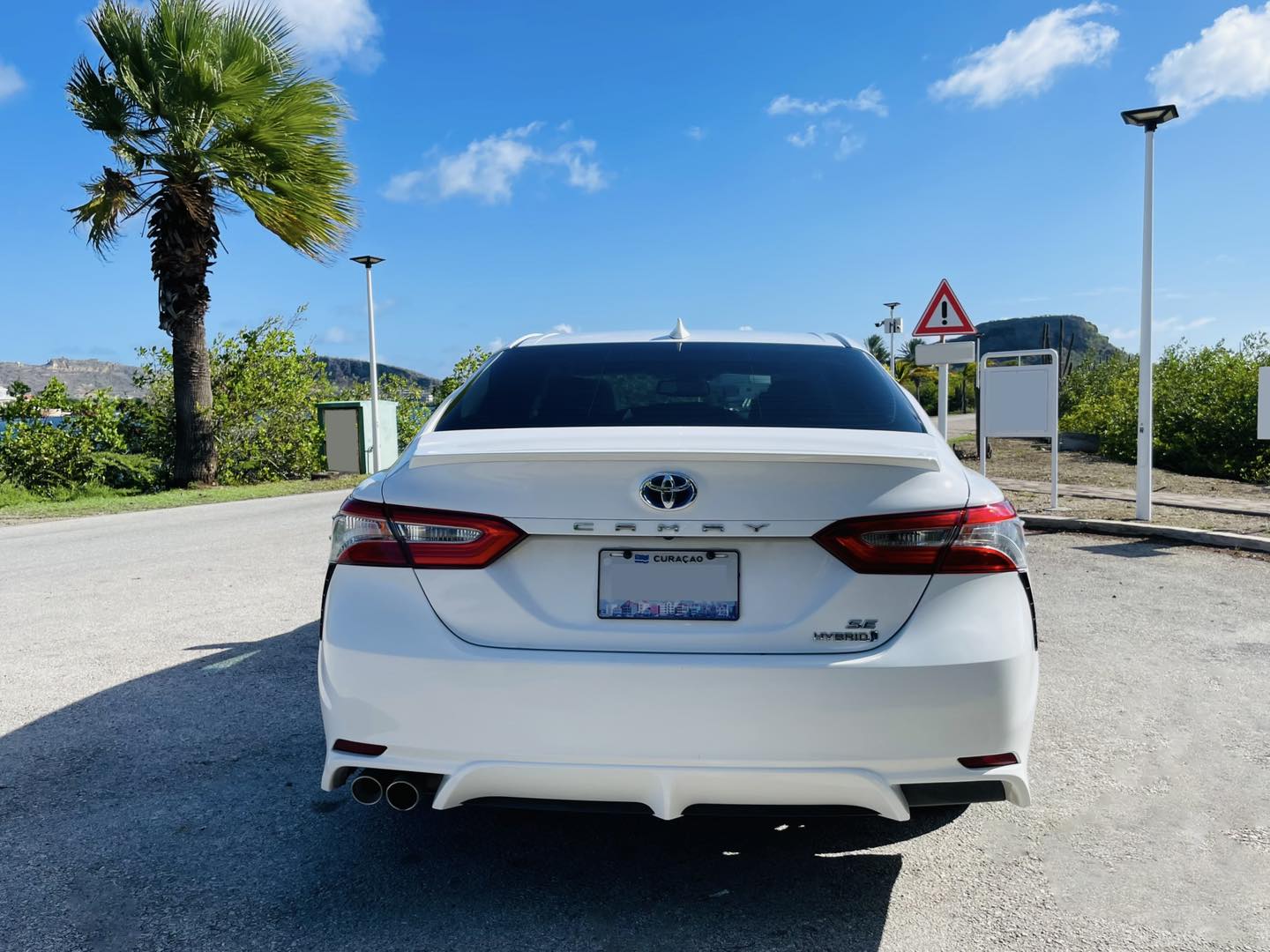 
								Toyota Camry SE/XLE Hybrid full									