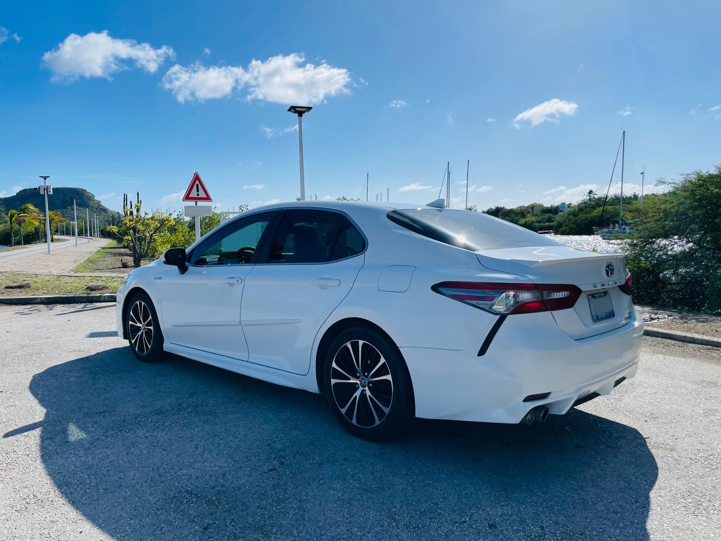 
								Toyota Camry SE/XLE Hybrid full									
