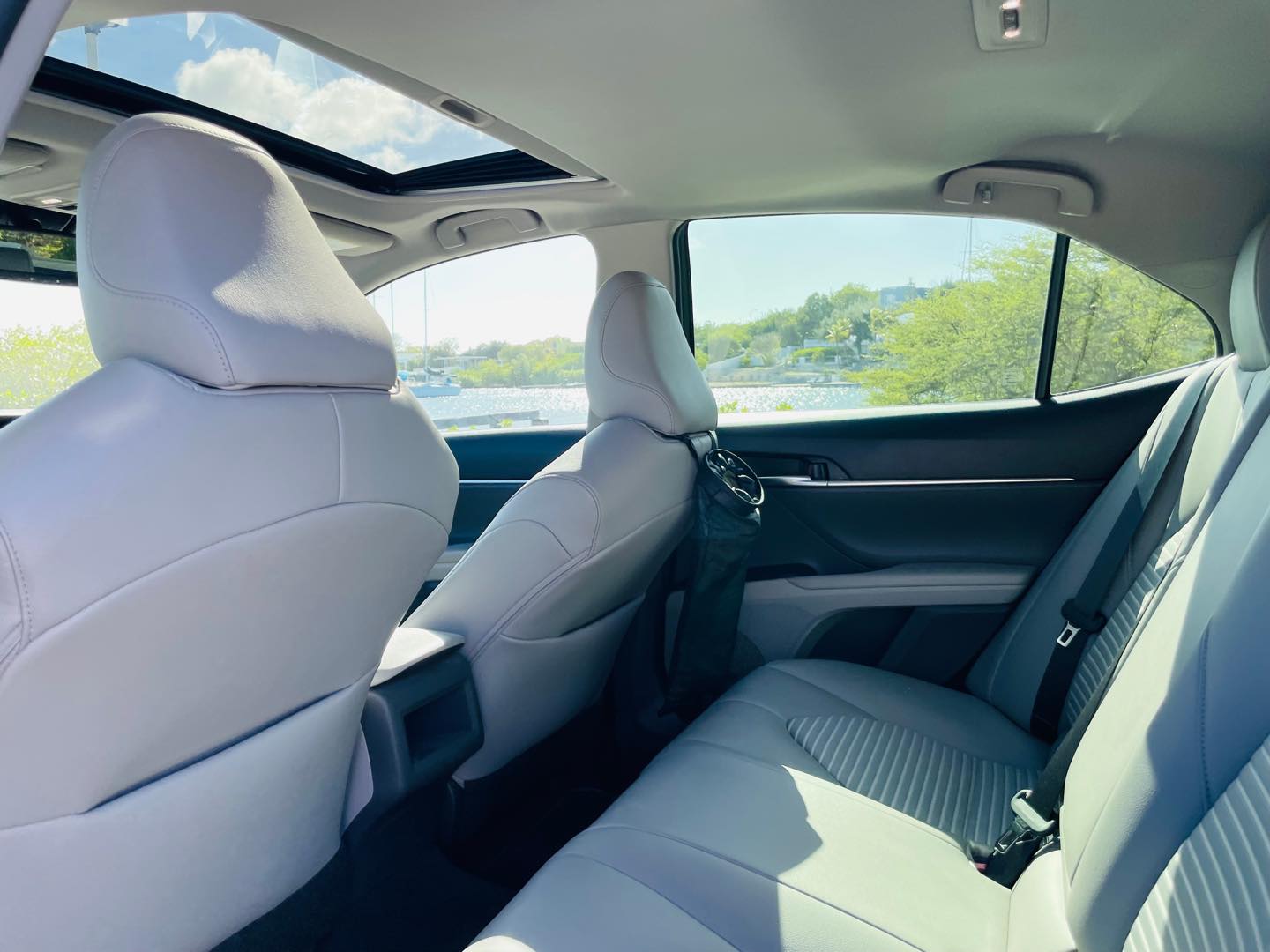 
								Toyota Camry SE/XLE Hybrid full									