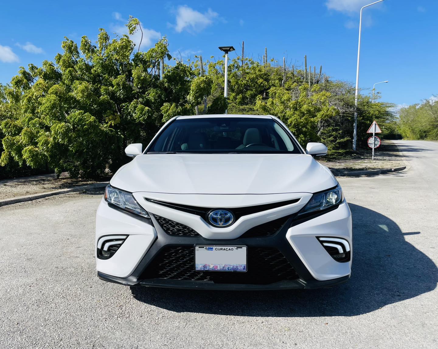 
								Toyota Camry SE/XLE Hybrid full									