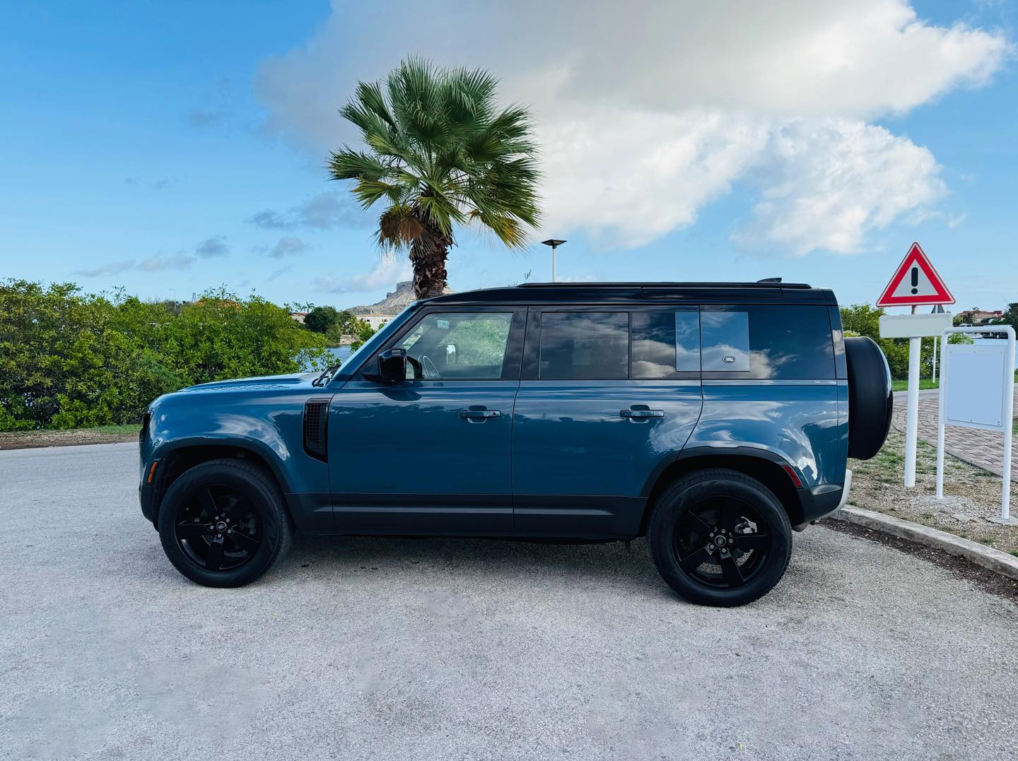 
								Land Rover Defender 110 P300 full									