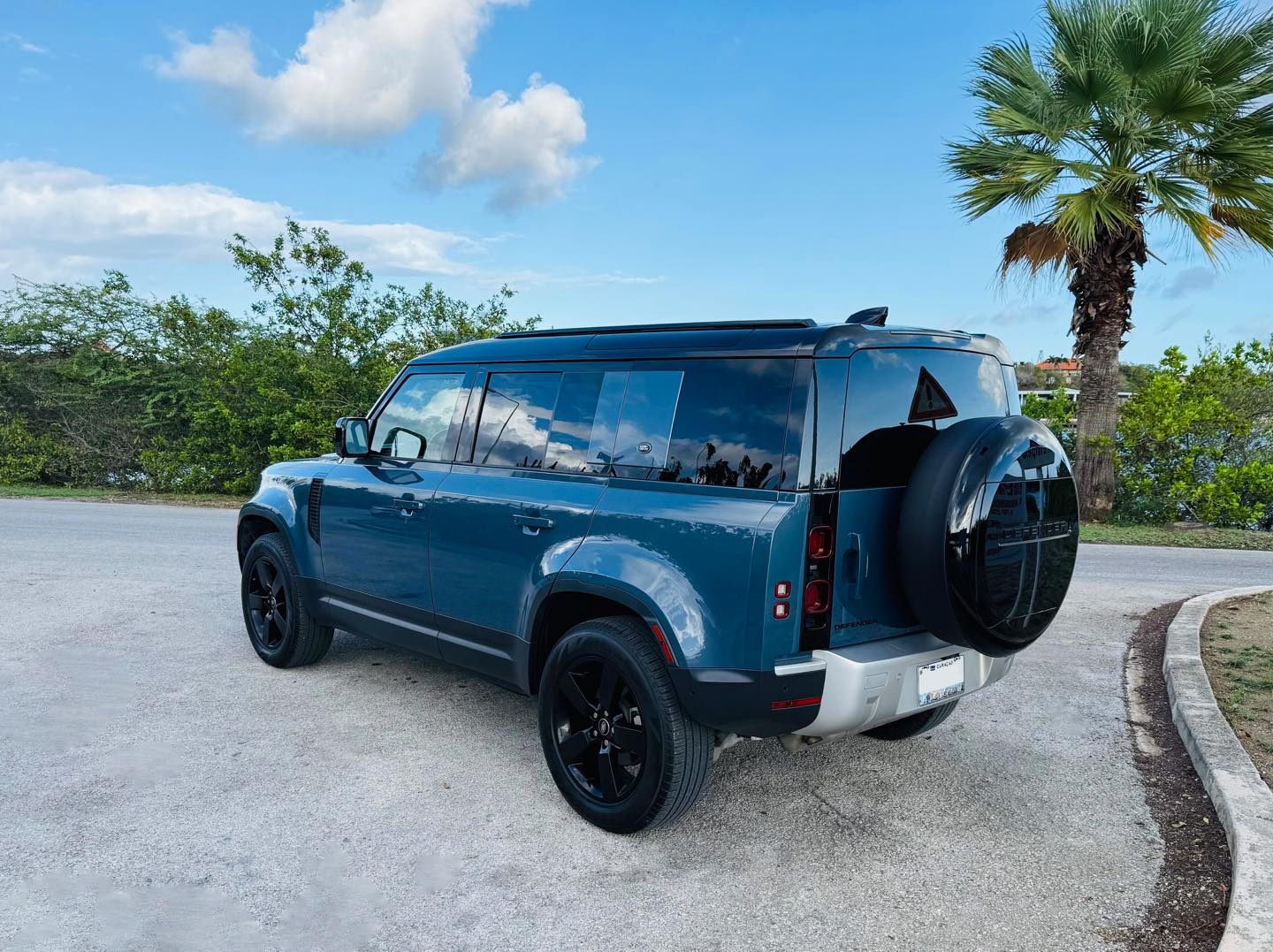 
								Land Rover Defender 110 P300 full									