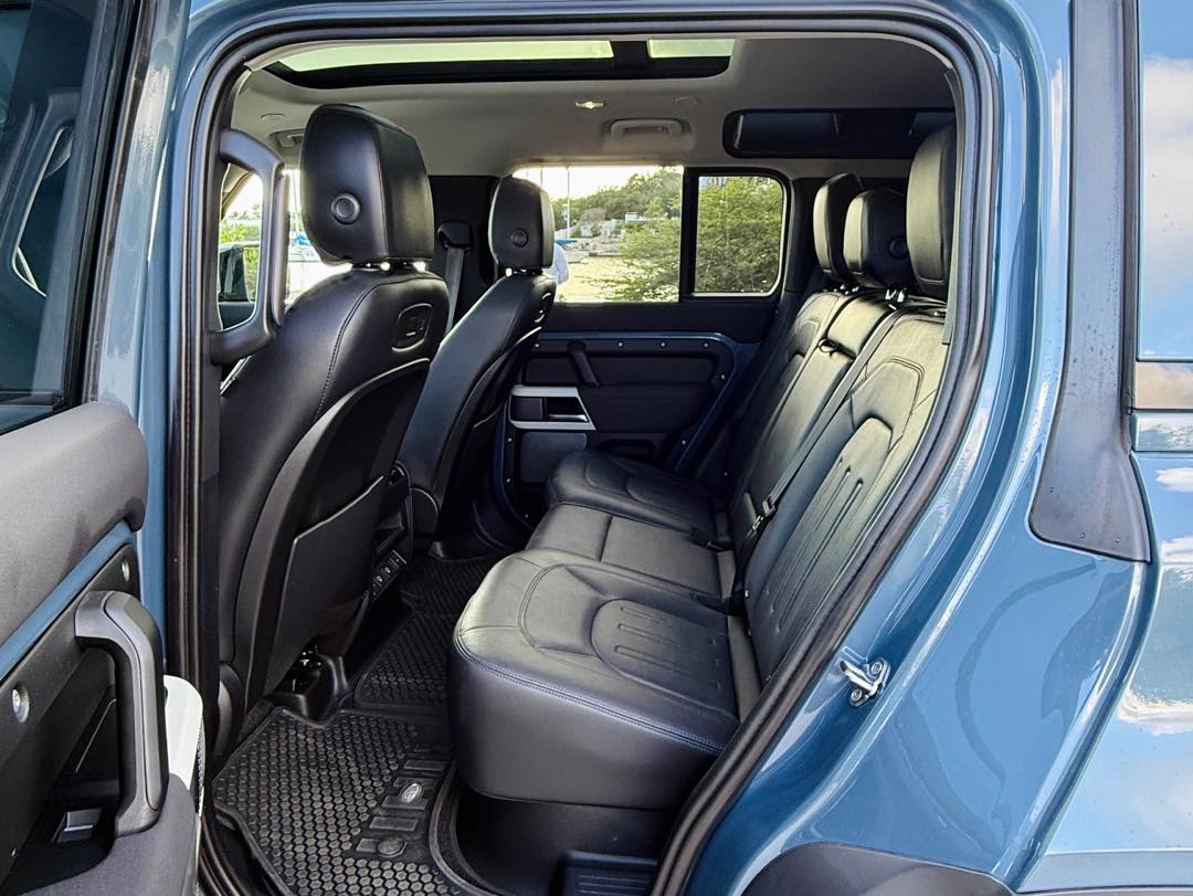 
								Land Rover Defender 110 P300 full									