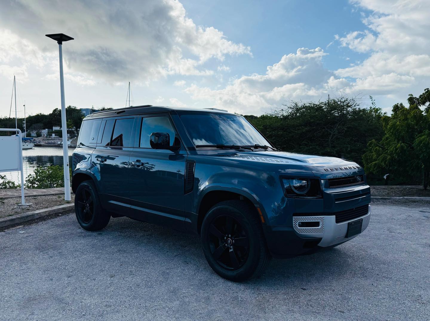 
								Land Rover Defender 110 P300 full									